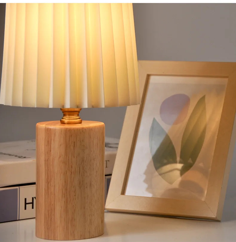 Lampe de table en bois avec abat-jour plissé ivoire – Linuna