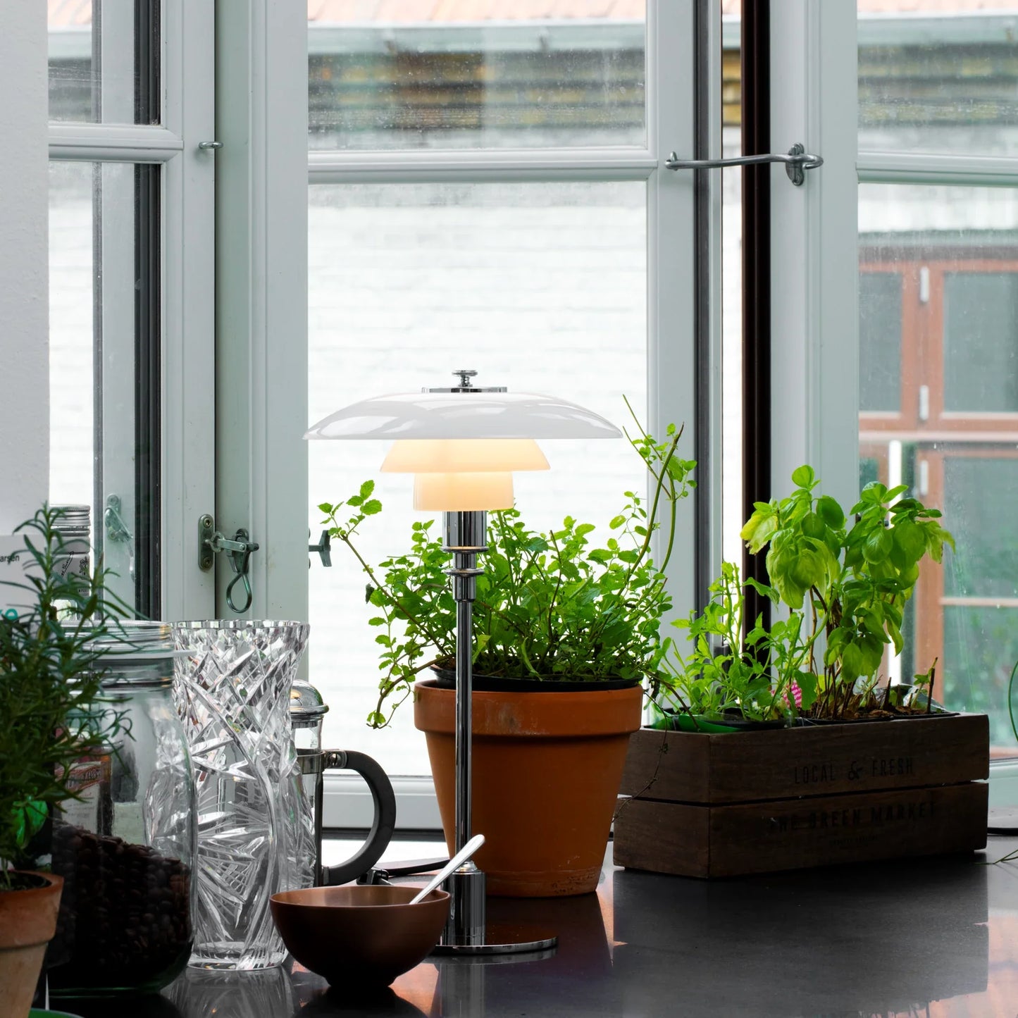 Lampe de table en métal chromé et abat-jour blanc à diffuseur superposé – Claréa