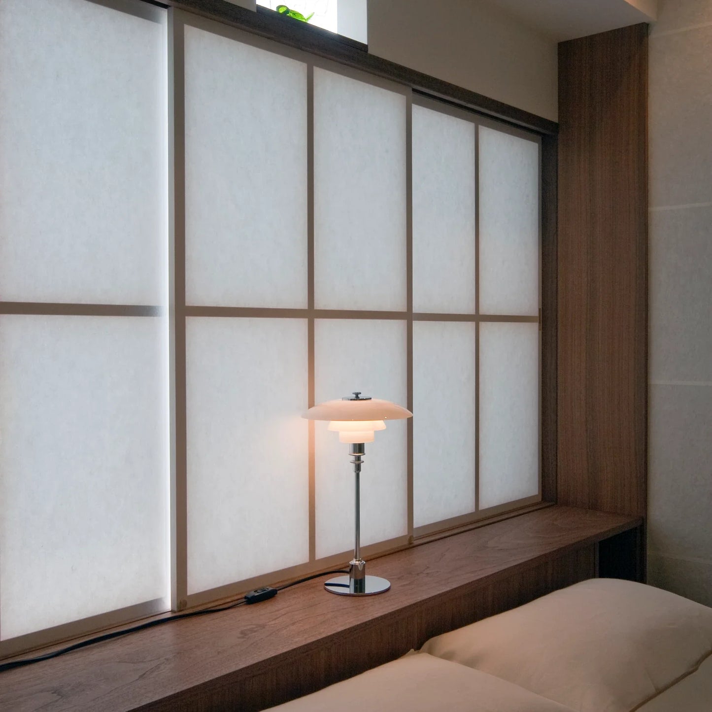 Lampe de table en métal chromé et abat-jour blanc à diffuseur superposé – Claréa