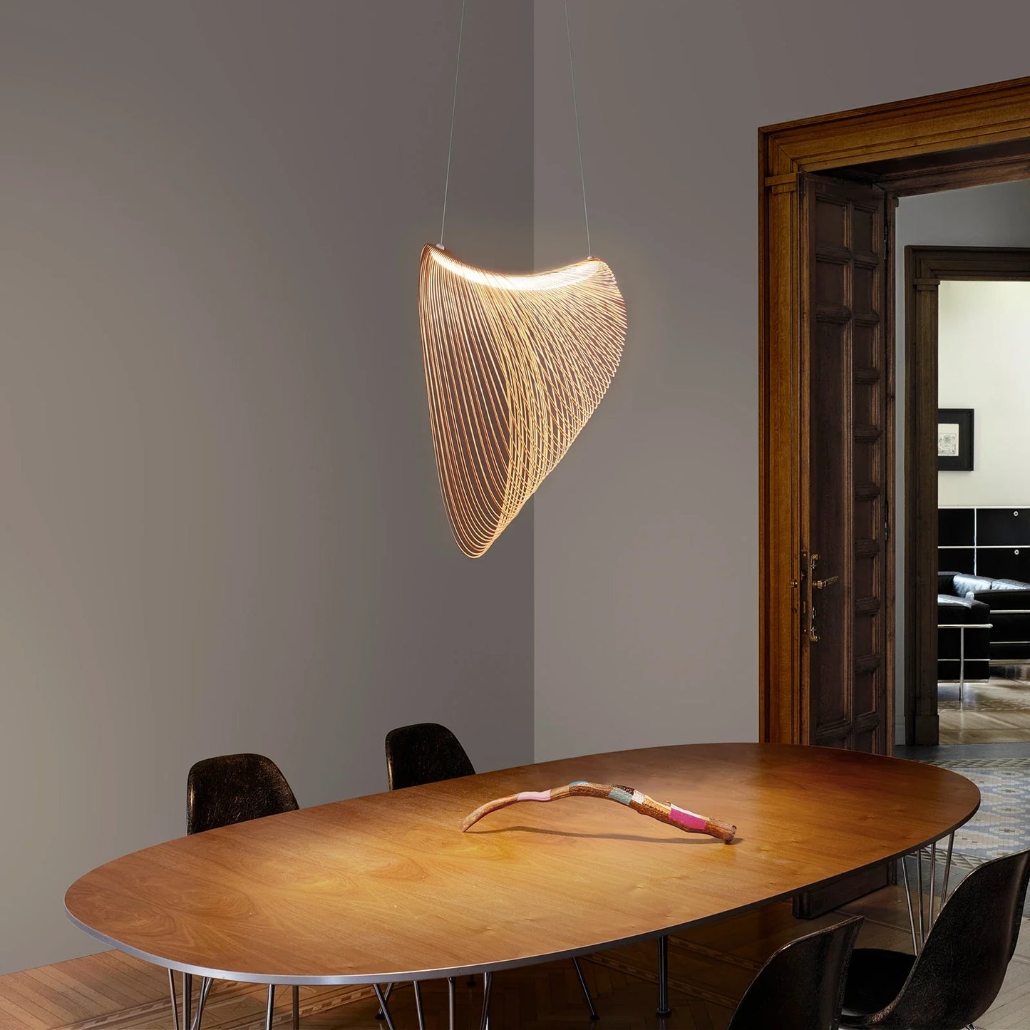 Suspension Sculpturale en Bois Ondulé - Brisora