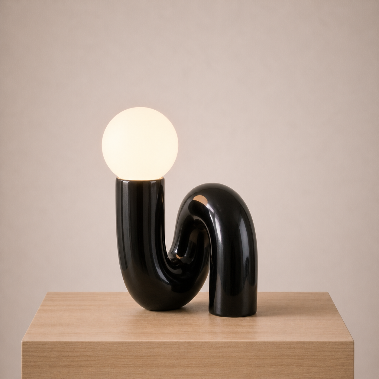 Lampe de Table Design en Résine Rouge et Globe Opalin – Cérona