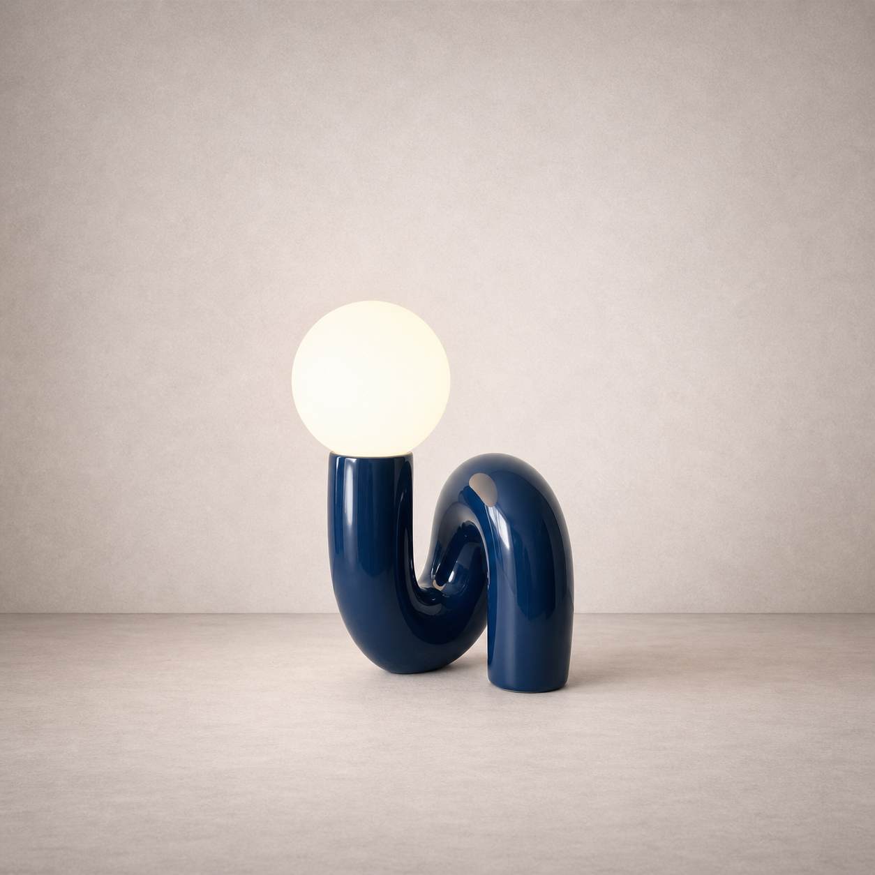 Lampe de Table Design en Résine Rouge et Globe Opalin – Cérona