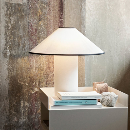 Lampe de Table en Tissu avec Abat-Jour Conique – Tradition Scandinave