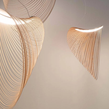 Suspension Sculpturale en Bois Ondulé - Brisora