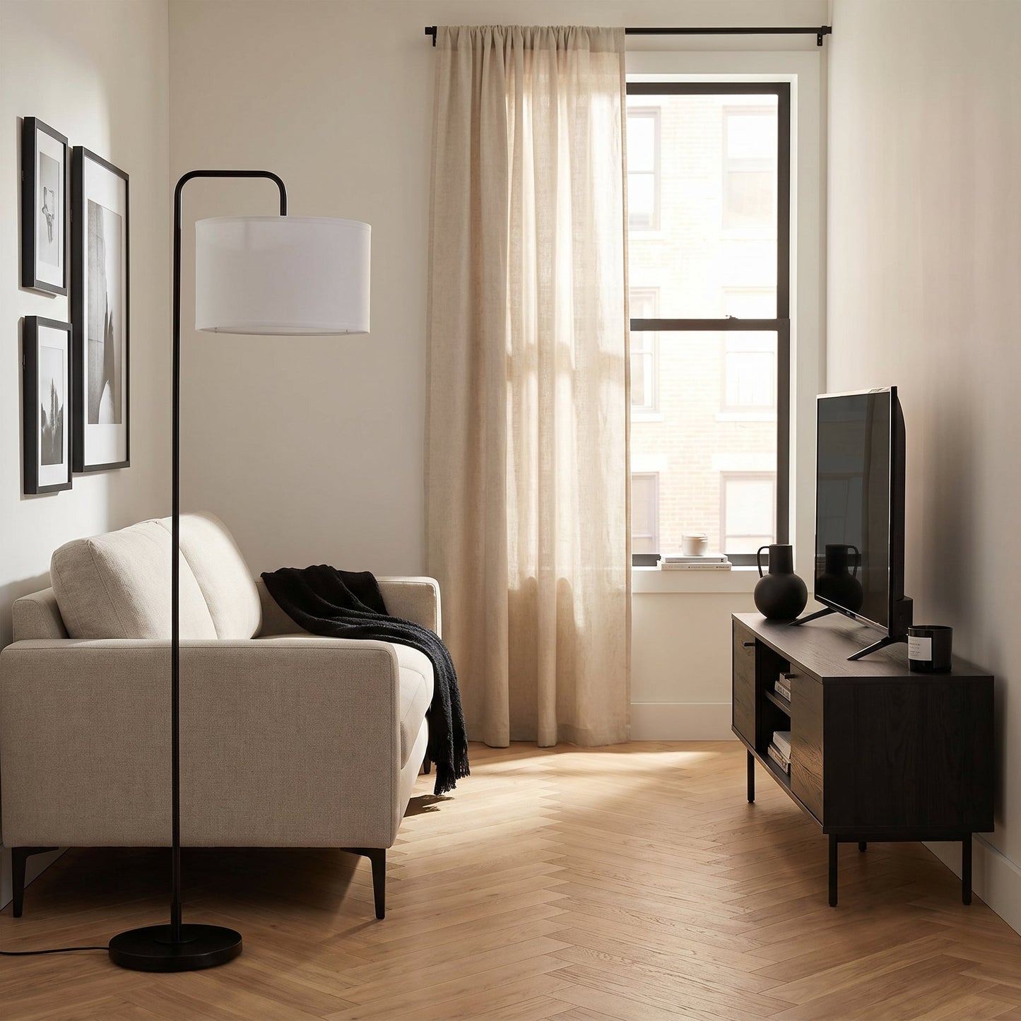 Lampadaire en Métal Noir avec Abat-Jour Cylindrique en Tissu Blanc – Linoro