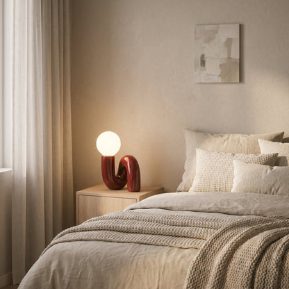 Lampe de Table Design en Résine Rouge et Globe Opalin – Cérona