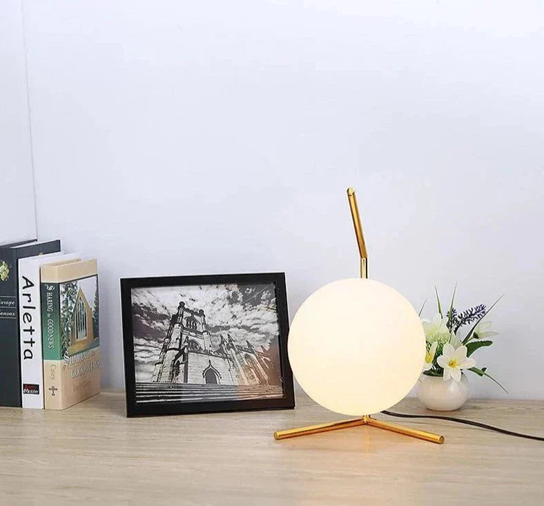 Lampe de chevet design bras dorés & boule de verre