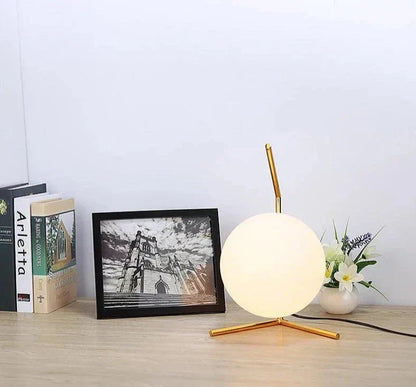 Lampe de chevet design bras dorés & boule de verre