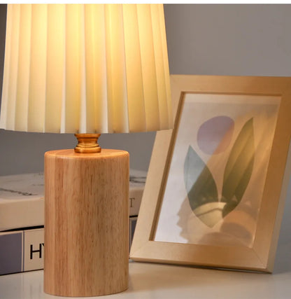 Lampe de table en bois avec abat-jour plissé ivoire – Linuna