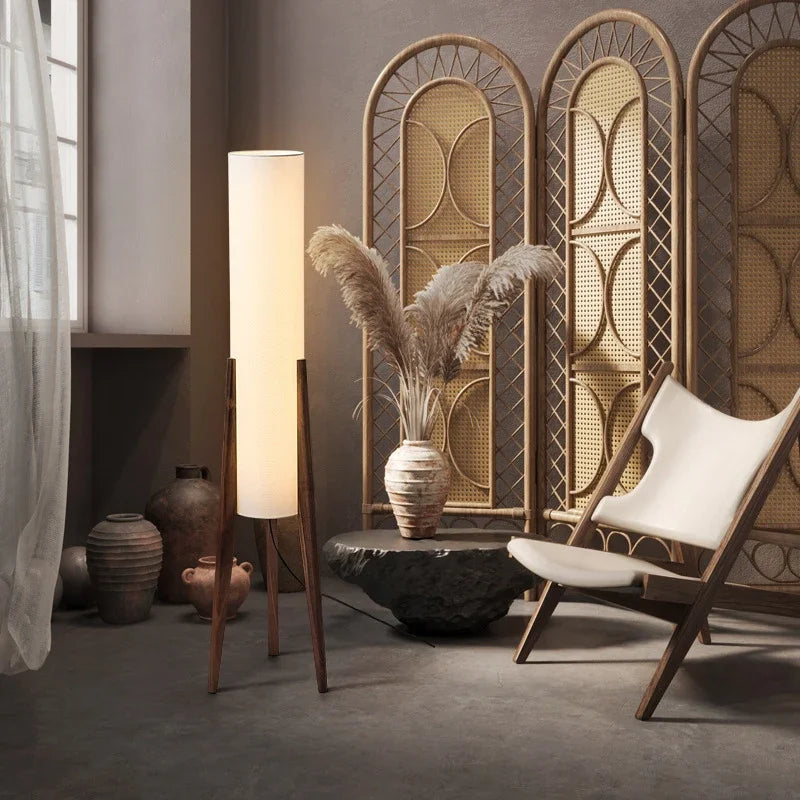 Lampadaire trépied en bois noyer avec abat-jour cylindrique blanc – Nuviro