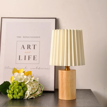 Lampe de table en bois avec abat-jour plissé ivoire – Linuna