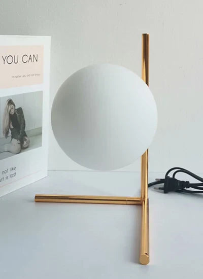 Lampe de chevet design bras dorés & boule de verre