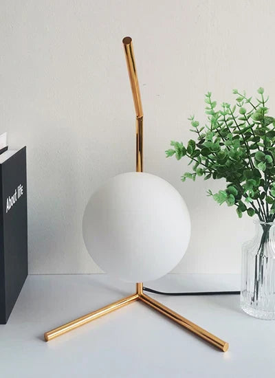 Lampe de chevet design bras dorés & boule de verre