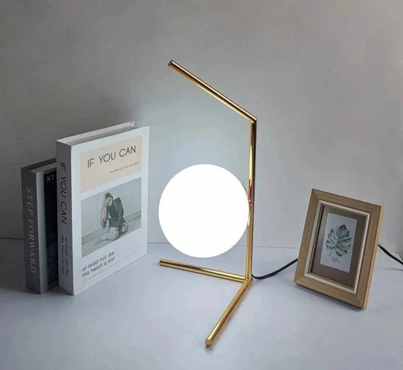 Lampe de chevet design bras dorés & boule de verre