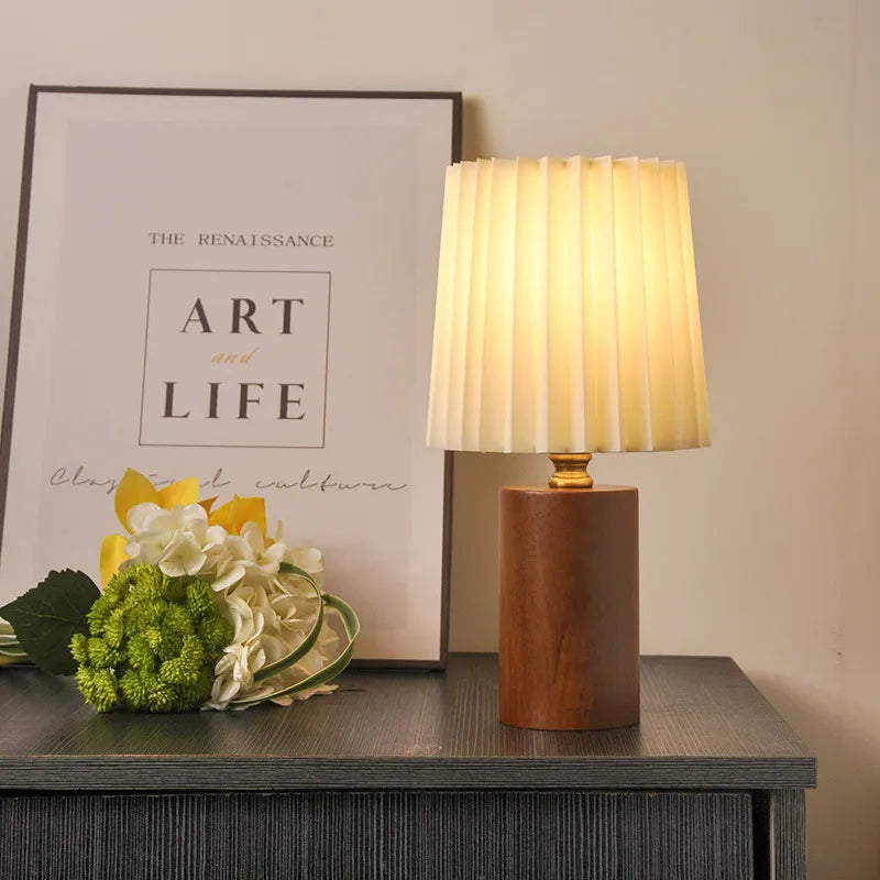 Lampe de table en bois avec abat-jour plissé ivoire – Linuna
