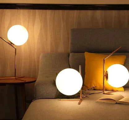 Lampe de chevet design bras dorés & boule de verre