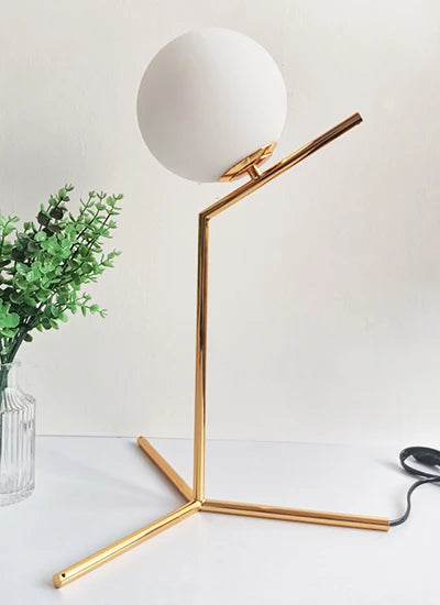 Lampe de chevet design bras dorés & boule de verre