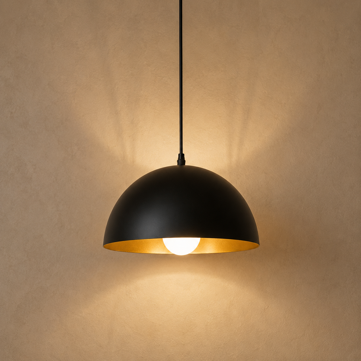 Suspension dôme noire en métal – Sombora