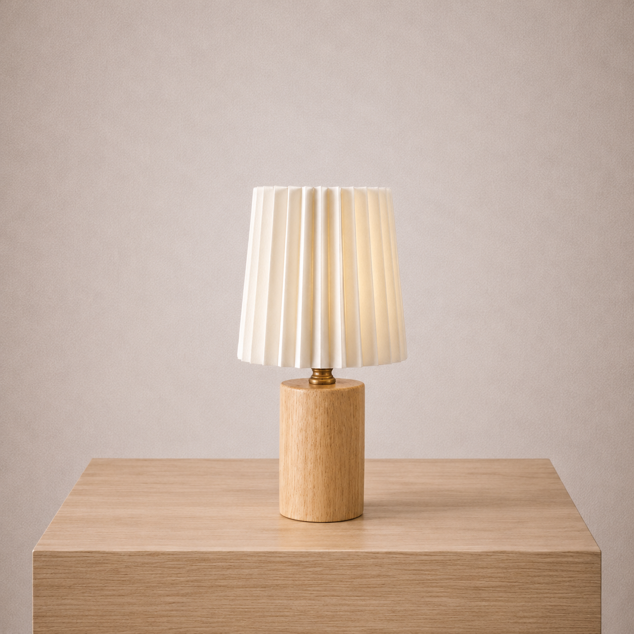 Lampe de table en bois avec abat-jour plissé ivoire – Linuna